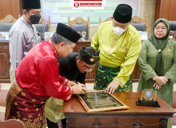 Perwakilan BP2KKA saat menandatangani prasasti tujuan awal Pemekaran Kabupaten Kepulauan Anambas